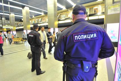 Станция метро Выставочная.   На снимке: сотрудник полиции в метро.