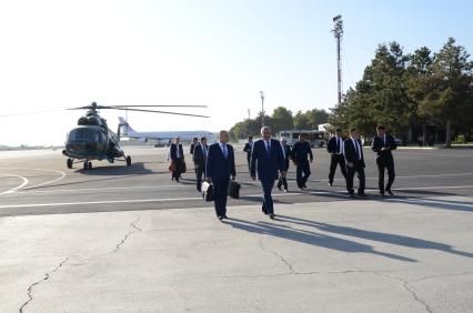 Рабочий визит В. Колокольцева в Таджикистан. На снимке: глава МВД России Владимир Колокольцев (второй слева) на летном поле.