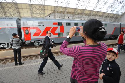 Презентация двухэтажного поезда дальнего следования `Москва-Адлер` на Киевском вокзале.