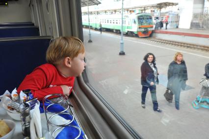 Презентация двухэтажного поезда дальнего следования `Москва-Адлер` на Киевском вокзале. На снимке: ребенок сидит за столиком в ресторане.