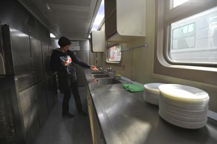 Презентация двухэтажного поезда дальнего следования `Москва-Адлер` на Киевском вокзале. На снимке: кухня.