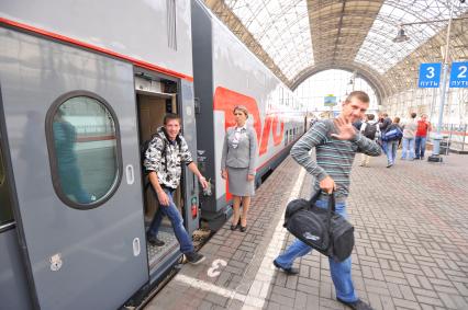 Презентация двухэтажного поезда дальнего следования `Москва-Адлер` на Киевском вокзале.