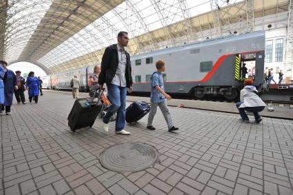 Презентация двухэтажного поезда дальнего следования `Москва-Адлер` на Киевском вокзале.