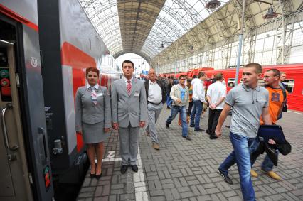 Презентация двухэтажного поезда дальнего следования `Москва-Адлер` на Киевском вокзале.