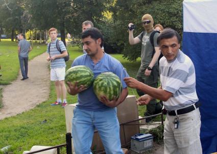 русская зачистка, националисты инспектируют уличную торговлю