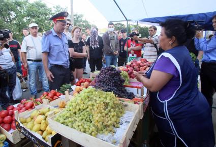 русская зачистка, националисты инспектируют уличную торговлю