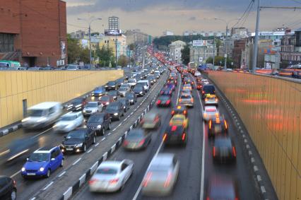 Садовое кольцо в районе метро Таганская. На снимке: поток машин.