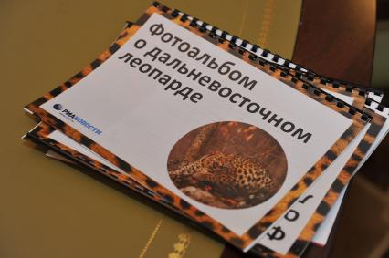 Кремль. Заседание Наблюдательного совета автономной некоммерческой организации `Евроазиатский центр изучения, сохранения и восстановления популяции леопардов`. На снимке: фотоальбом о дальневосточном леопарде.