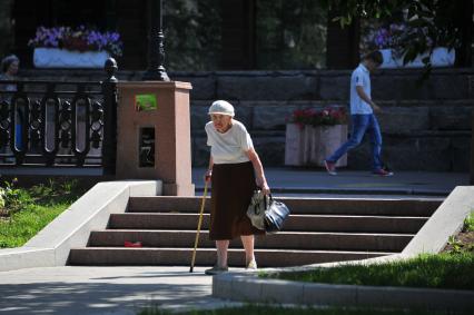 Старая женщина на городской улице