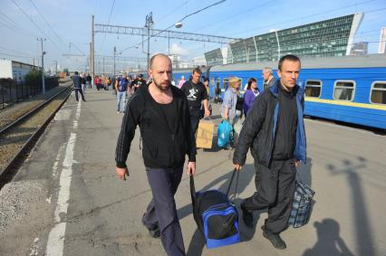 Киевский вокзал. На снимке: пассажиры на платформе.