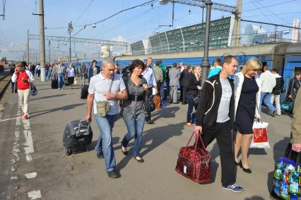 Киевский вокзал. На снимке: пассажиры на платформе.