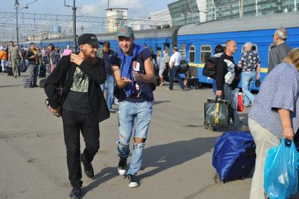 Киевский вокзал. На снимке: пассажиры на платформе.