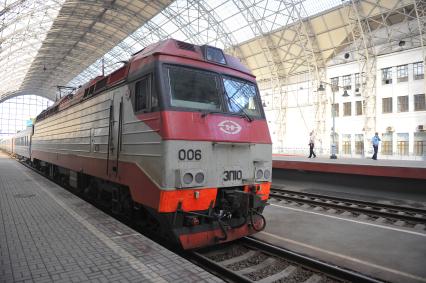 Киевский вокзал. На снимке: железнодорожный состав у платформы.