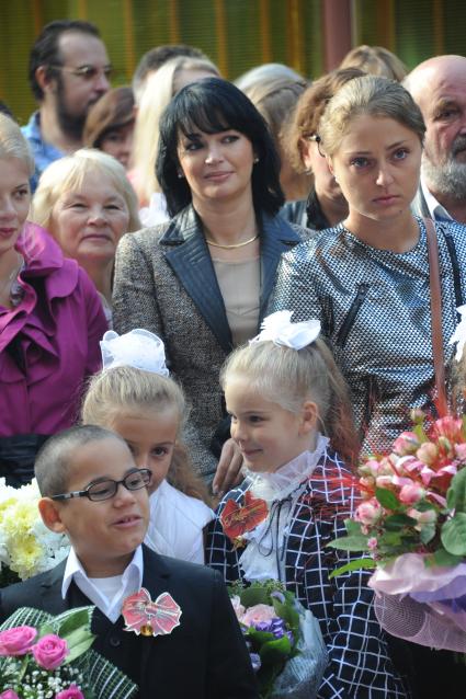 Начало учебного года. Дочь актера Александра Абдулова Женя стала первоклассницей. На снимке: Женя Абдулова и ее мама Юлия Абдулова (в центре)