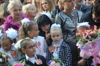 Начало учебного года. Дочь актера Александра Абдулова Женя стала первоклассницей. На снимке: Женя Абдулова и ее мама Юлия Абдулова (в центре)