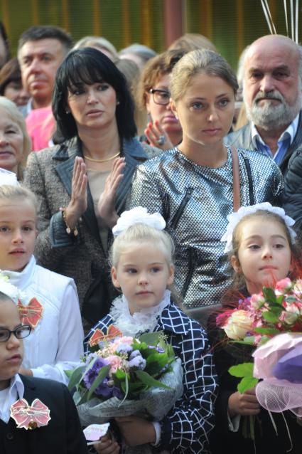 Начало учебного года. Дочь актера Александра Абдулова Женя стала первоклассницей. На снимке: Женя Абдулова и ее мама Юлия Абдулова (в центре)