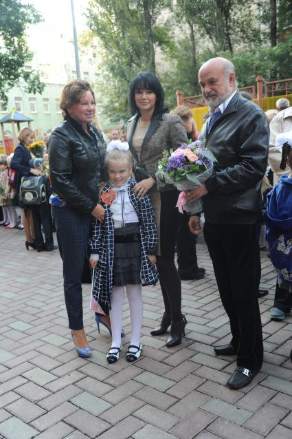 Начало учебного года. Дочь актера Александра Абдулова Женя стала первоклассницей. На снимке: Женя Абдулова и ее мама Юлия Абдулова (в центре)