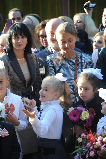 Начало учебного года. Дочь актера Александра Абдулова Женя стала первоклассницей. На снимке: Женя Абдулова и ее мама Юлия Абдулова (слева)