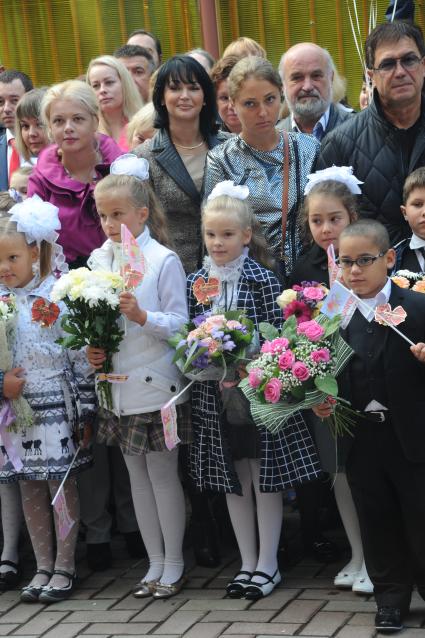 Начало учебного года. Дочь актера Александра Абдулова Женя стала первоклассницей. На снимке: Женя Абдулова и ее мама Юлия Абдулова (в центре)