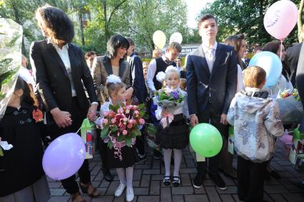 Начало учебного года. Дочь актера Александра Абдулова Женя стала первоклассницей. На снимке: Женя Абдулова (справа) и ее мама Юлия Абдулова (вторая слева)