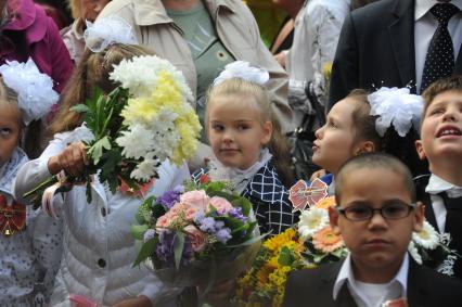 Начало учебного года. На снимке: дочь актера Александра Абдулова (в центре ) Женя стала первоклассницей.