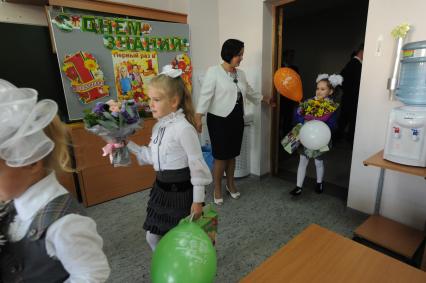 Начало учебного года. На снимке: дочь актера Александра Абдулова Женя (в центре) стала первоклассницей.