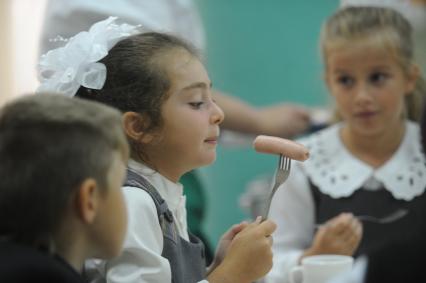 День знаний. На снимке: первоклассники в школьной столовой.