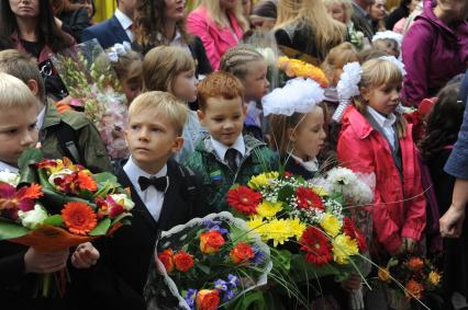 День знаний. На снимке:  ученики во время торжественной школьной линейки.