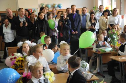 День знаний. На снимке: первоклассники и их родители в учебном классе.