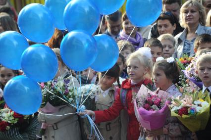 День знаний. На снимке:  ученики во время торжественной школьной линейки.