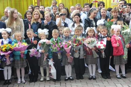 День знаний. На снимке:  ученики и родители  во время торжественной школьной линейки.