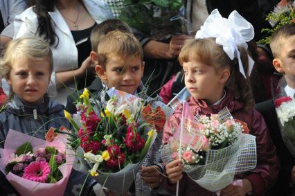 День знаний. На снимке:  ученики во время торжественной школьной линейки.