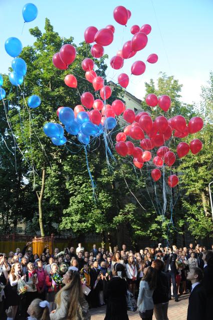 День знаний. На снимке:  ученики во время торжественной школьной линейки.