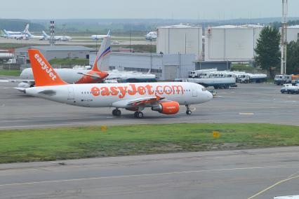 Аэропорт `Домодедово`.  На снимке: самолет авиакомпании EasyJet.