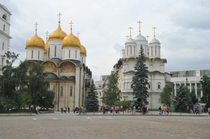 Кремль. Соборная площадь. На снимке: Успенский собор (слева) и Патриарший дворец с храмом Двенадцати апостолов.