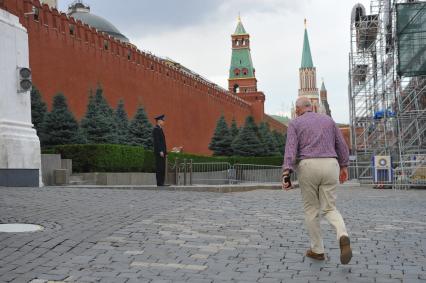 Московский Кремль. На снимке: мужчина на Красной площади.