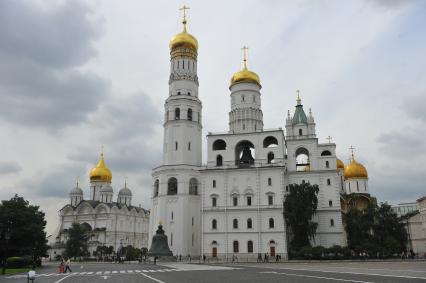 Кремль. Соборная площадь. Храм преподобного Иоанна Лествичника и колокольня `Иван Великий`.