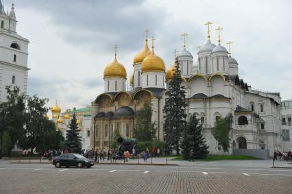 Кремль. Соборная площадь. На снимке: Успенский собор (слева) и Патриарший дворец с храмом Двенадцати апостолов.