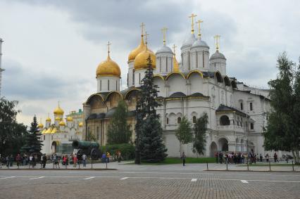 Кремль. Соборная площадь. На снимке: Успенский собор (слева) и Патриарший дворец с храмом Двенадцати апостолов.