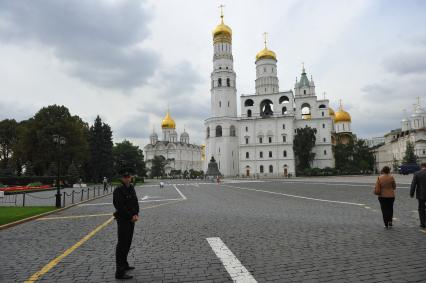 Кремль. Соборная площадь. Храм преподобного Иоанна Лествичника и колокольня `Иван Великий`.