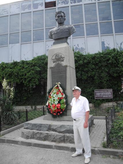 Алупка. Памятник дважды Герою Советского Союза, лауреату Государственной премии, заслуженному летчику-испытателу СССР Амету-хата Султану. На снимке: заведующий музеем Амета-хата Султана Мустафа Мустафаев.