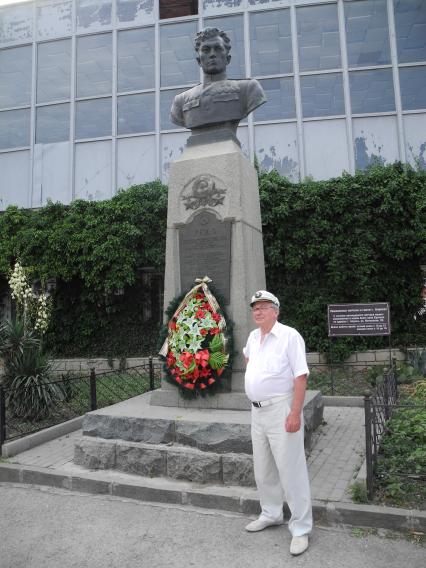 Алупка. Памятник дважды Герою Советского Союза, лауреату Государственной премии, заслуженному летчику-испытателу СССР Амету-хата Султану. На снимке: заведующий музеем Амета-хата Султана Мустафа Мустафаев.