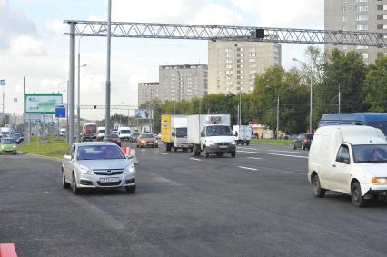 Открытие эстакады на пересечении Ярославского шоссе и Малыгинского проезда. На снимке: автомобильное движение