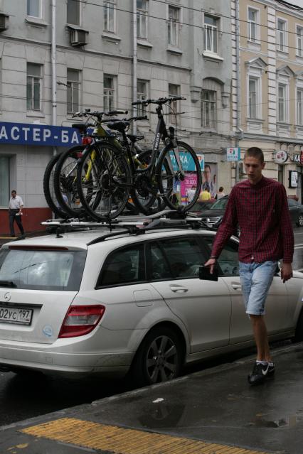 Транспортировка велосипедов на багажнике автомобиля.