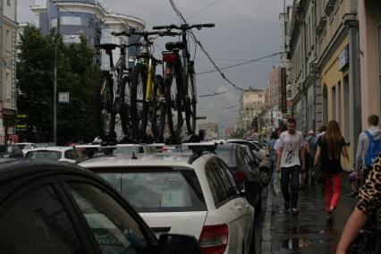 Транспортировка велосипедов на багажнике автомобиля.