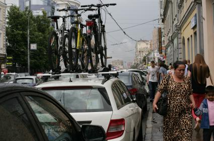 Транспортировка велосипедов на багажнике автомобиля.