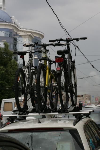 Транспортировка велосипедов на багажнике автомобиля.