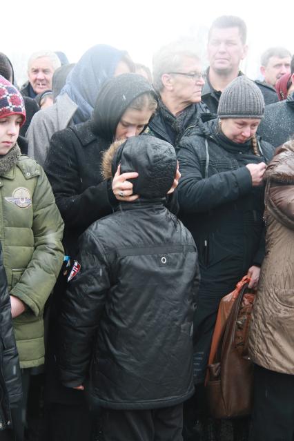 Село Быстрый Исток. Прощание с актером Валерием Золотухиным. На снимке (в центре): гражданская супруга Валерия Золотухина, актриса Ирина Линдт и его сын Иван.