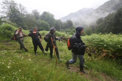 Поиски пропавшего советского военного самолета У-2 в Абхазии. На снимке: участники экспедиции Стешин Дмитрий (слева).