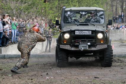 Джип-спринт `Апрельский кураж`. На снимке: автомобиль во время гонки